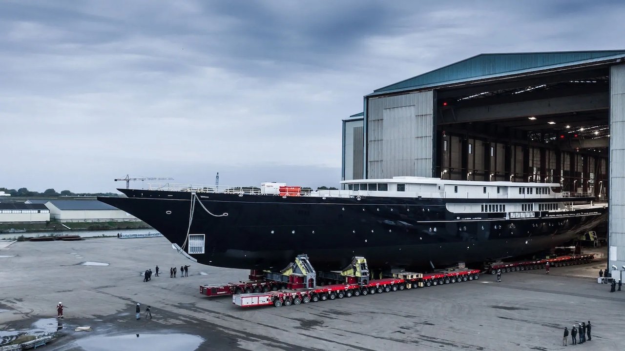 jeff bezos yacht compared to cruise ship