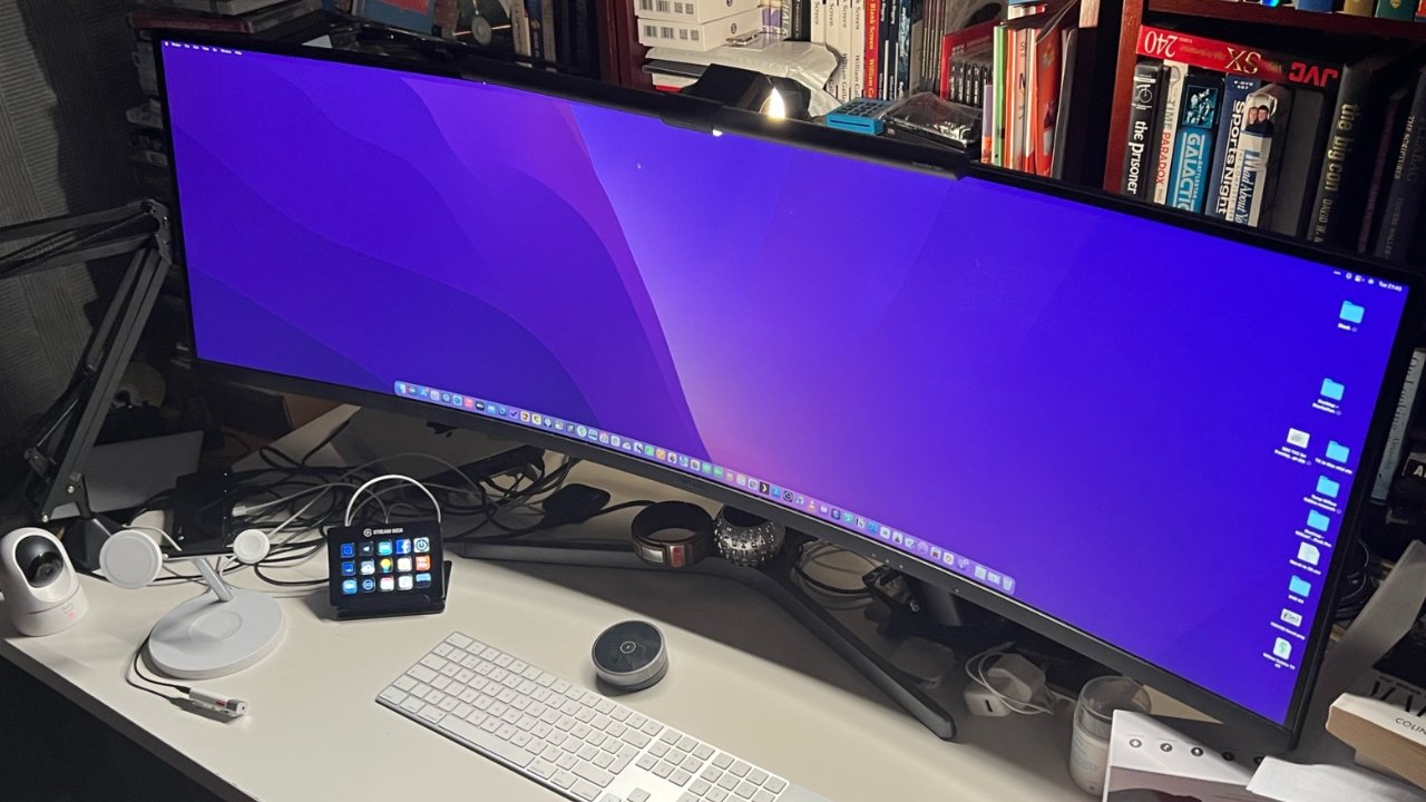 ScreenBar Halo fits even curved monitors