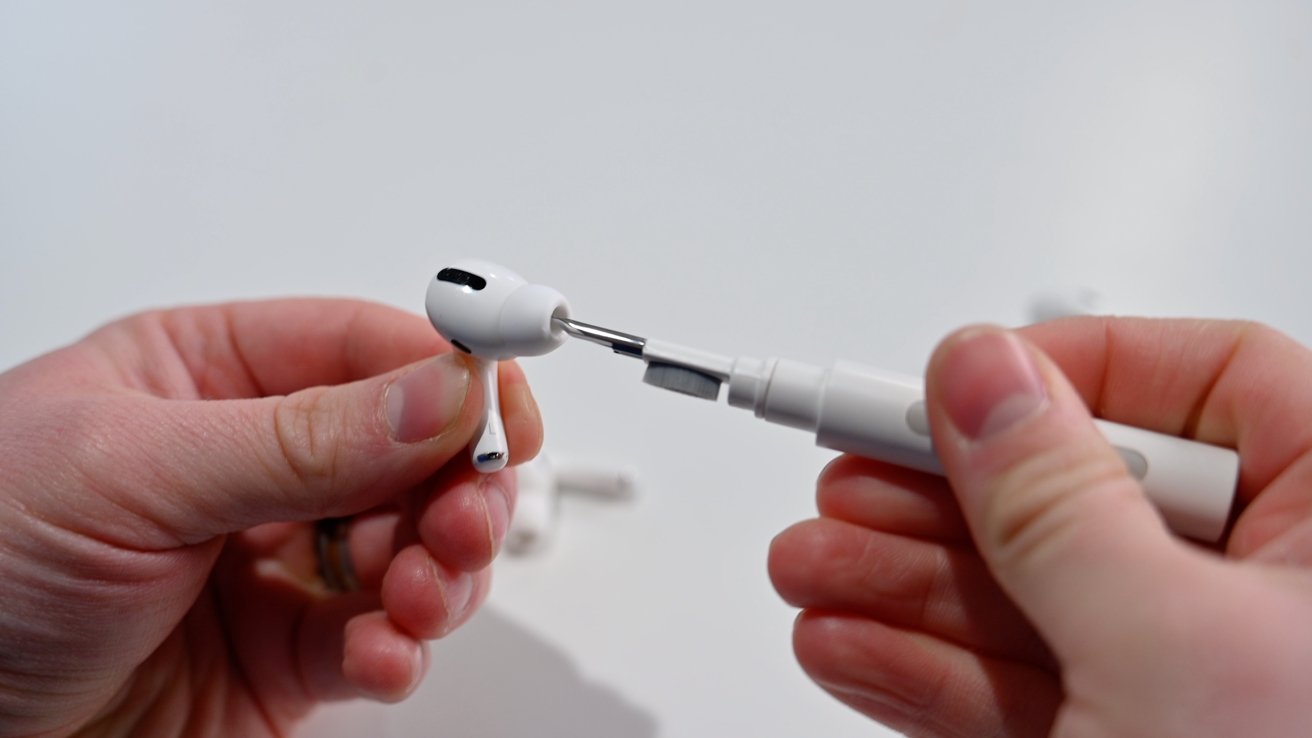 Cleaning earbuds online apple