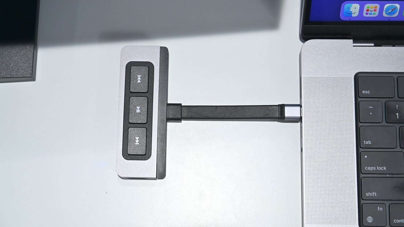 Connecting the Hyper hub with extension cable to a MacBook