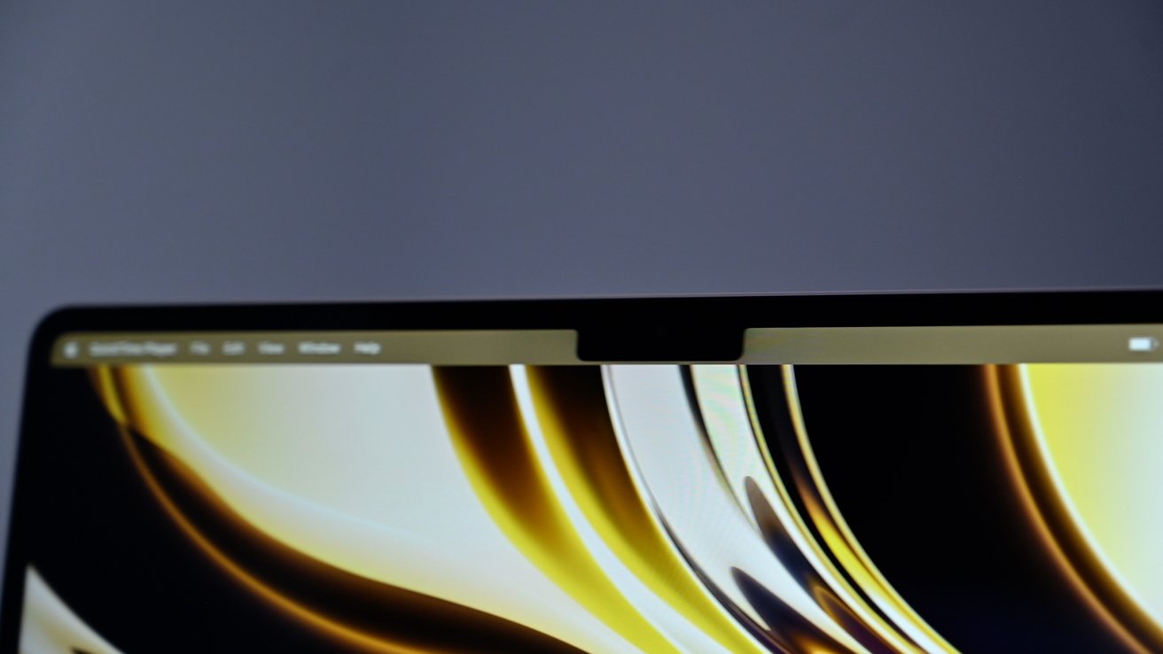 The display of the 2022 MacBook Air has thin bezels, but also that camera notch. 