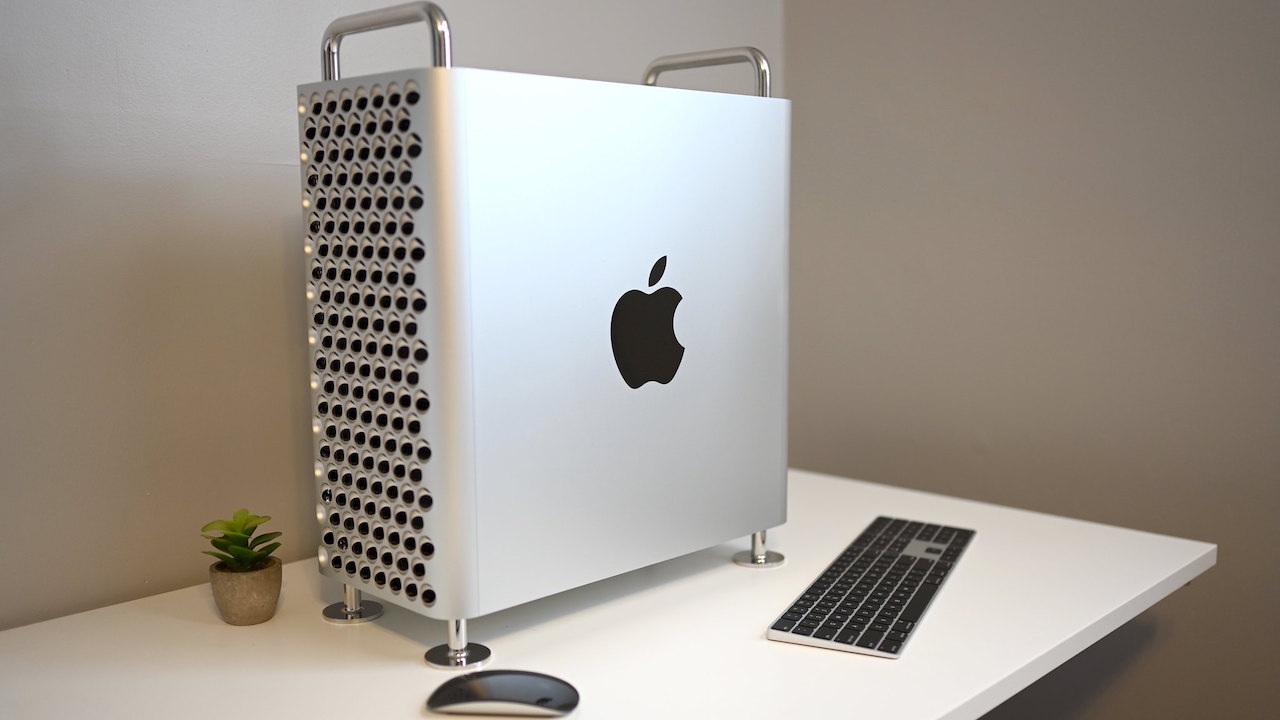 Apple Silicon Mac Pro still looks the same as the Intel one.