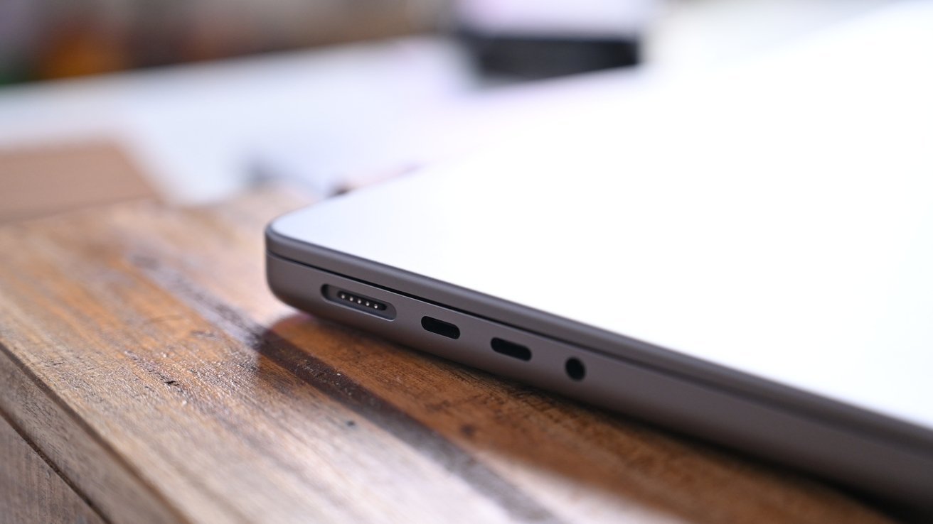 The port selection of the 14-inch MacBook Pro includes a memory card slot and MagSafe 3. 