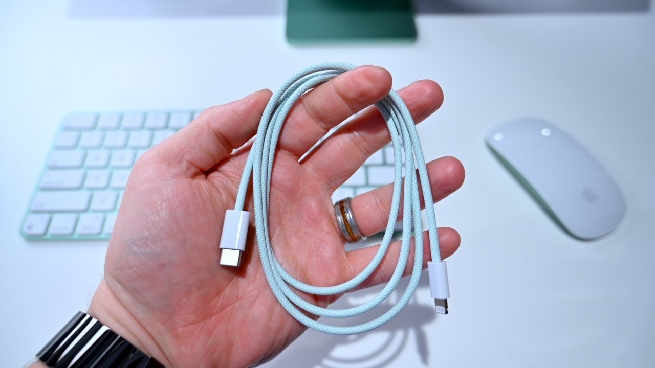 El nuevo cable de nailon a juego con el iMac de 24 pulgadas