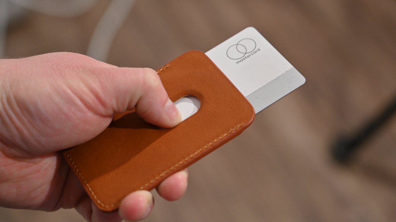 Removing my Apple Card from the Bullstrap wallet
