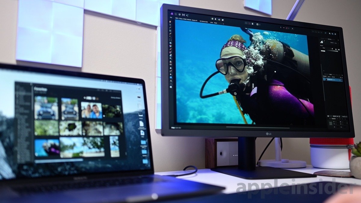 Apple MacBook Pro'nun yanındaki LG UltraFine 4K Monitör