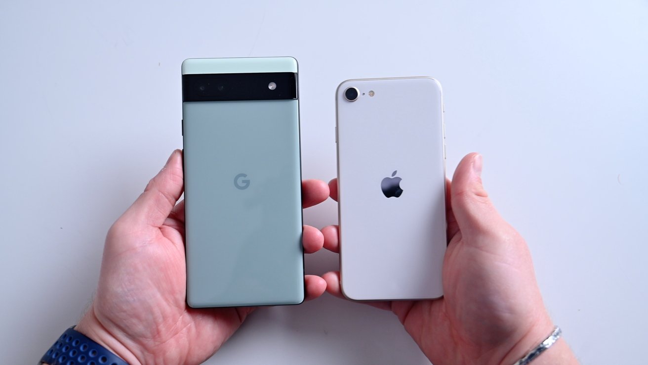 Google Pixel 6a (left), iPhone SE (right)