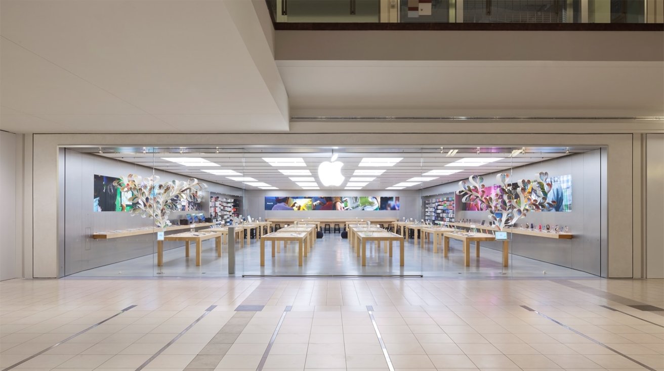 photo of Apple accused of anti-union tactics at Cumberland Mall retail location image