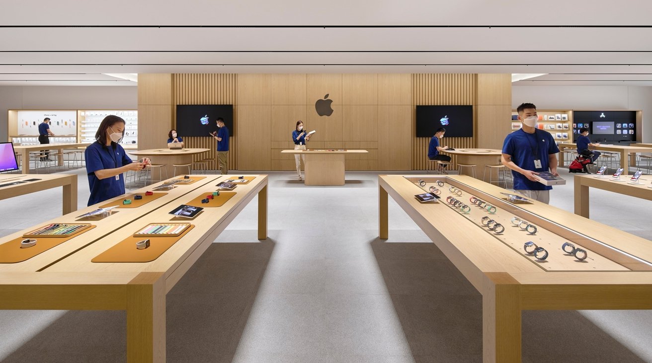 Inside The First Apple Store 