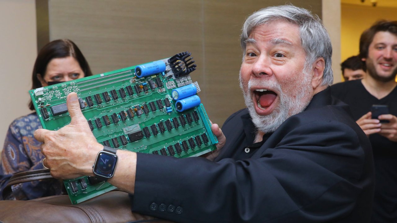 Steve Wozniak Signs Rare 1976 Apple I Motherboard In Dubai 9to5Mac ...