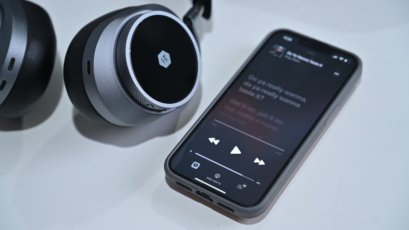MW75 memutar musik di iPhone