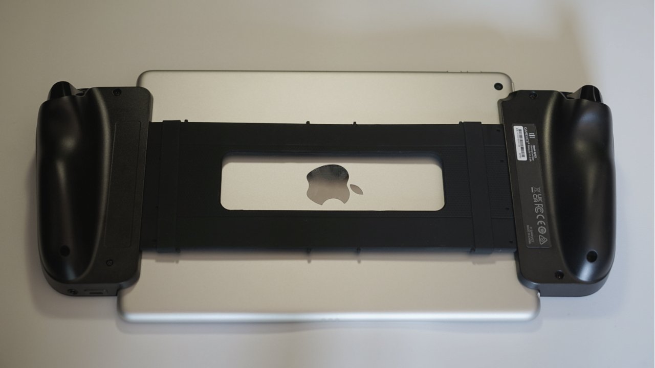 The large strip does not fold, so the Gamevice for iPad cannot be stored easily