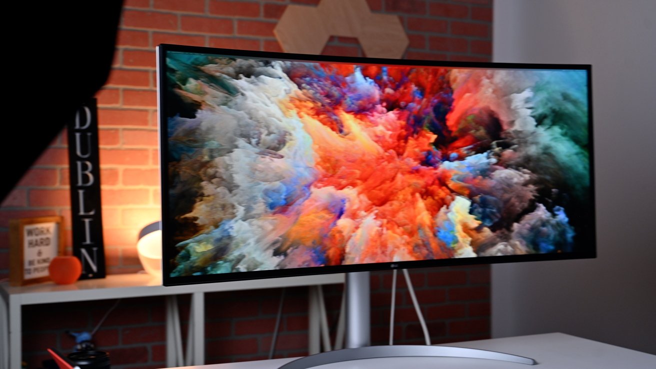 LG UltraWide 40WP95C-W Thunderbolt Show overview: A curved show with loads of area