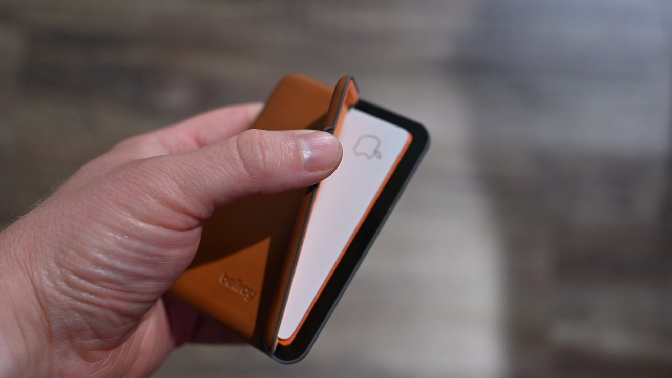 Opening the Bellroy wallet one-handed