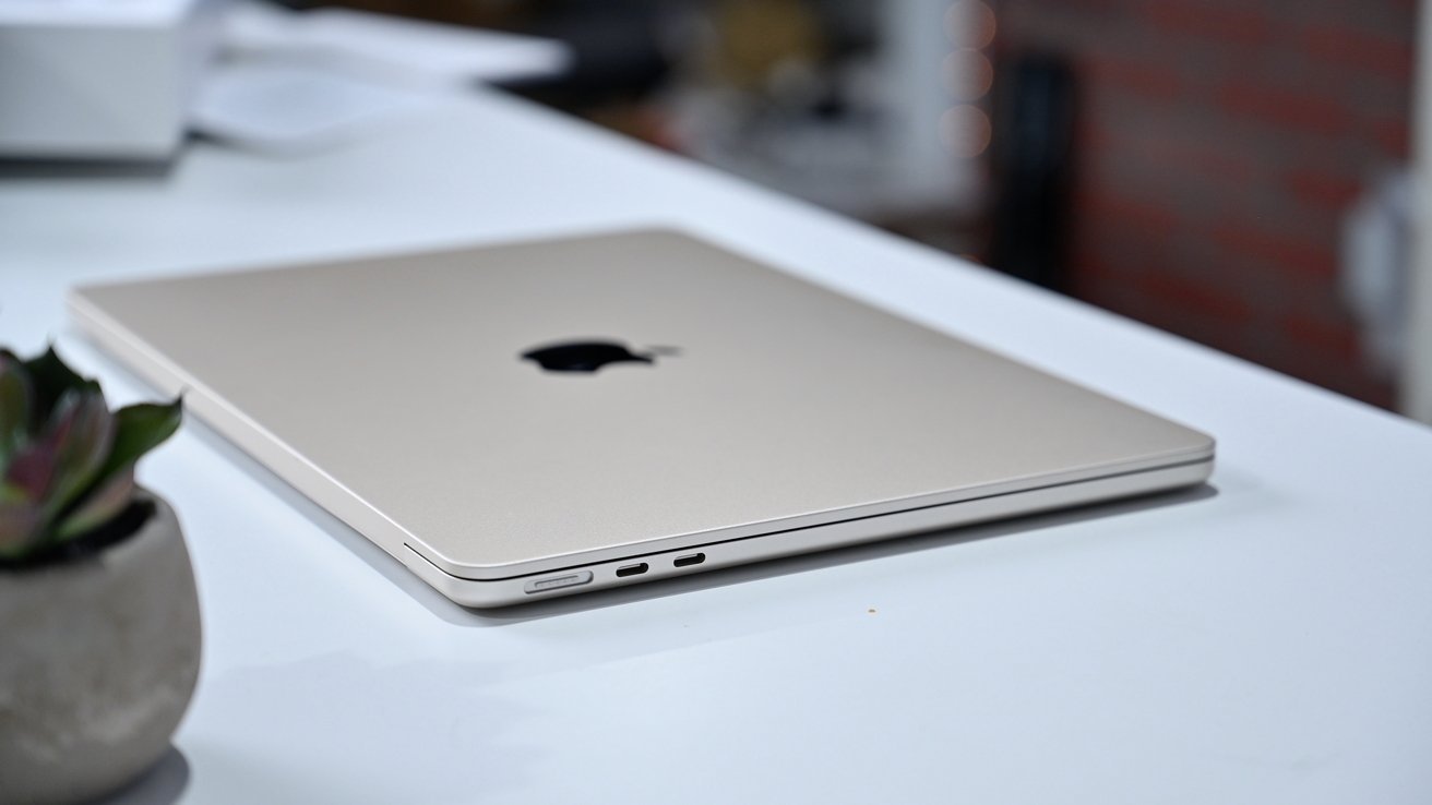 The MacBook Air is now uniformly flat, but is still light and thin for a notebook. 
