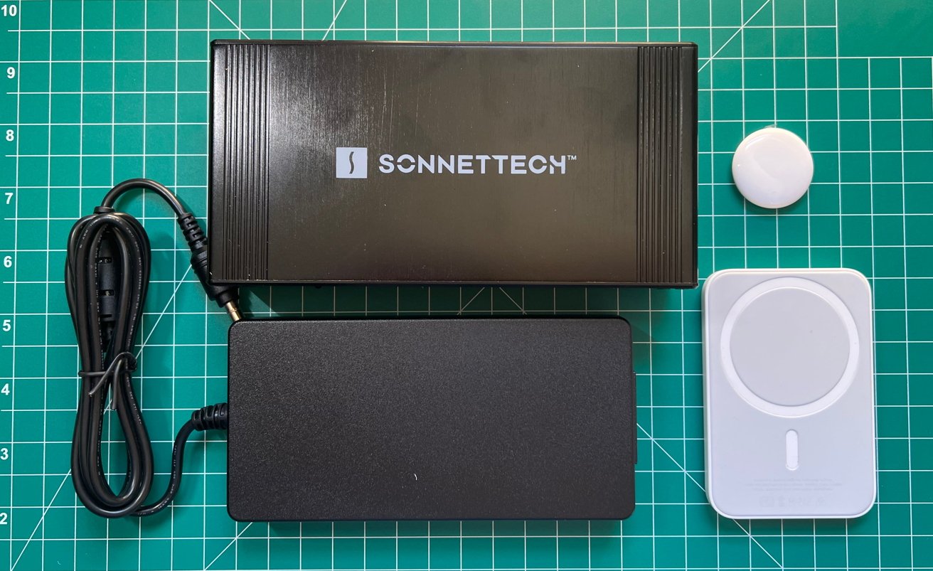 Док-станция Sonnet Echo Dual NVMe Thunderbolt и блок питания.  Продукты Apple для масштаба. 