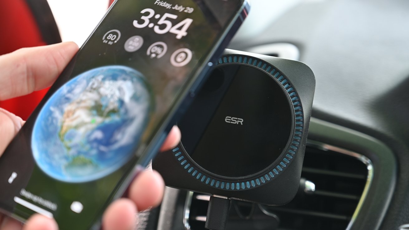 हमारे iPhone को ESR कार चार्जर पर रखना
