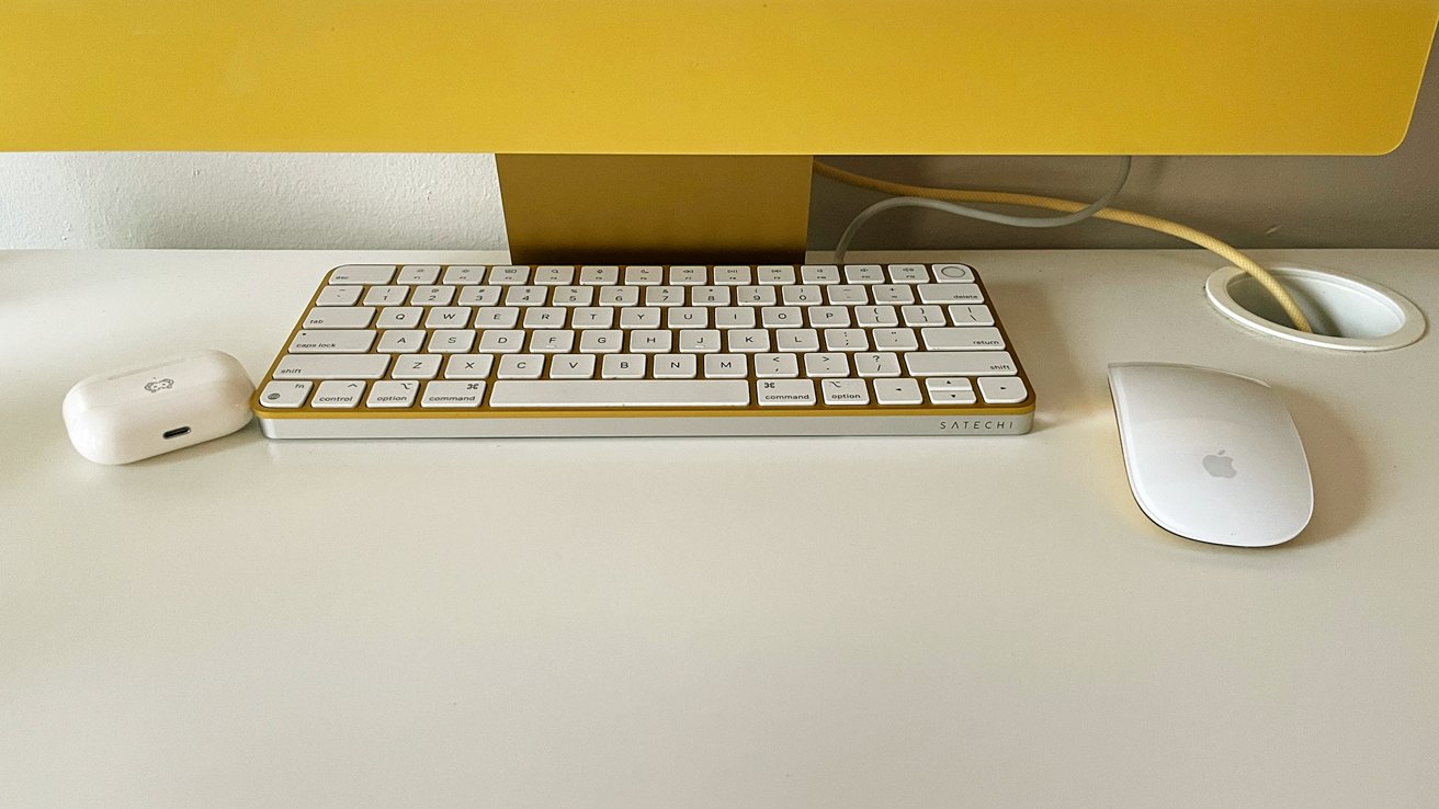 يمكنك تكديس Magic Keyboard فوق Satechi USB-C Slim Dock لإخلاء بعض مساحة المكتب