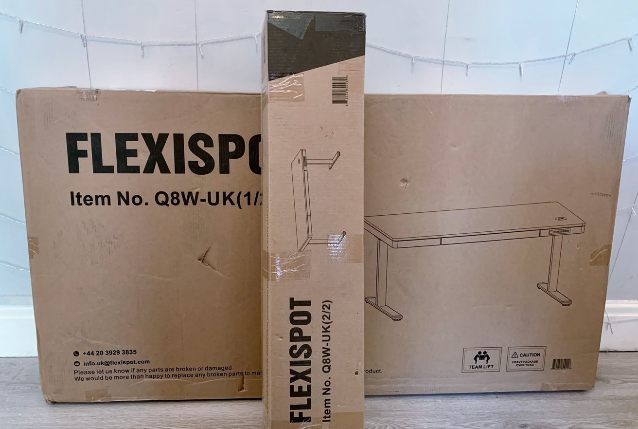 The FlexiSpot Q8 Standing Desk is supplied in just two boxes. 