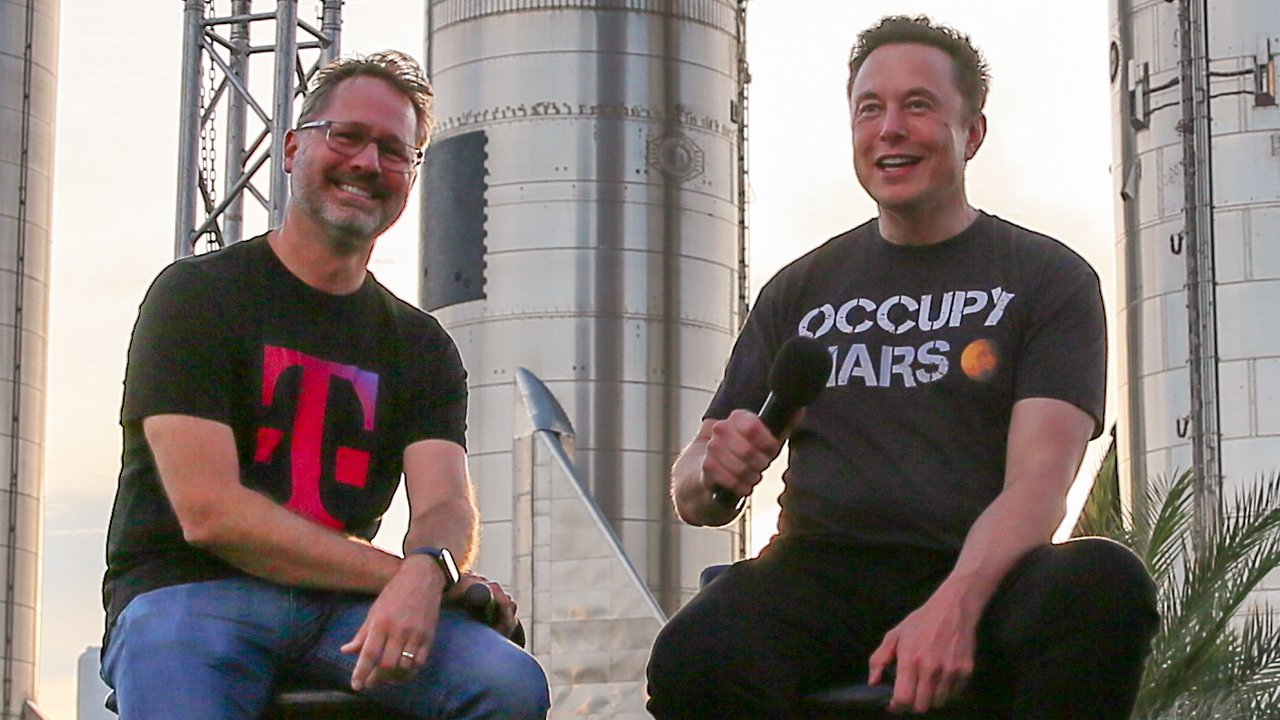 T-Mobile CEO Mike Sievert (left) and SpaceX's Elon Musk (right)