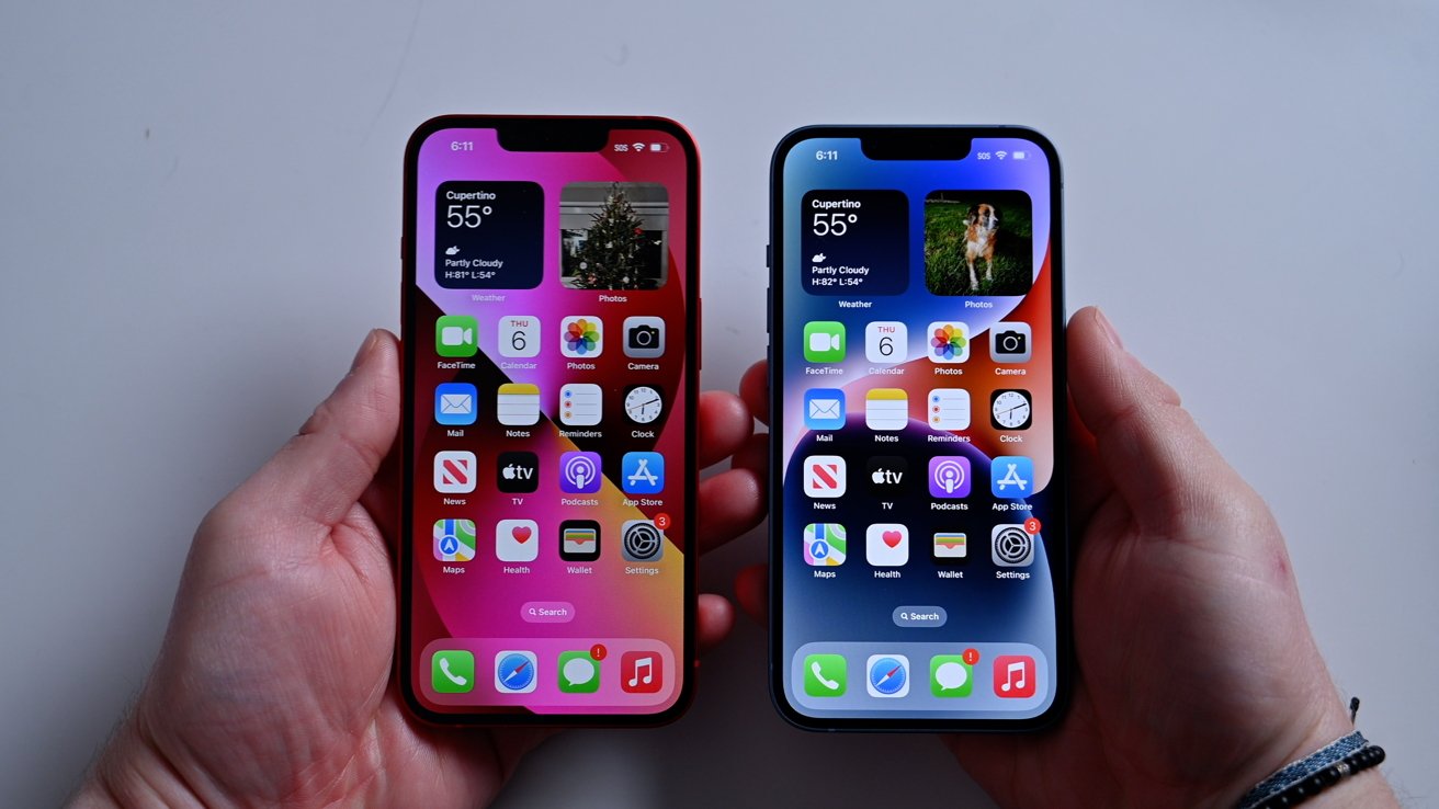 iPhone 13 (left) and iPhone 14 (right)