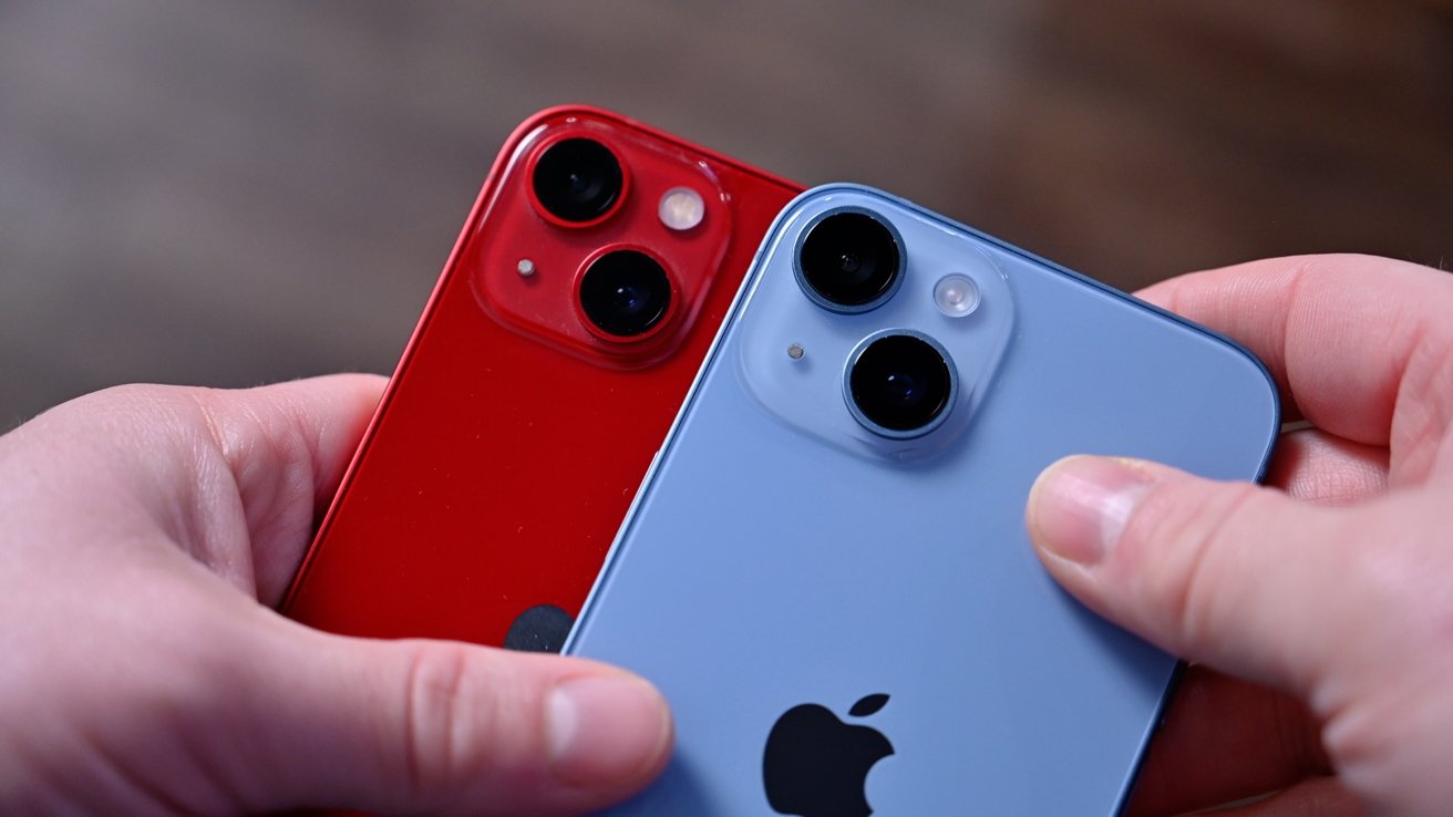 iPhone 13 (left) and iPhone 14 (right) cameras