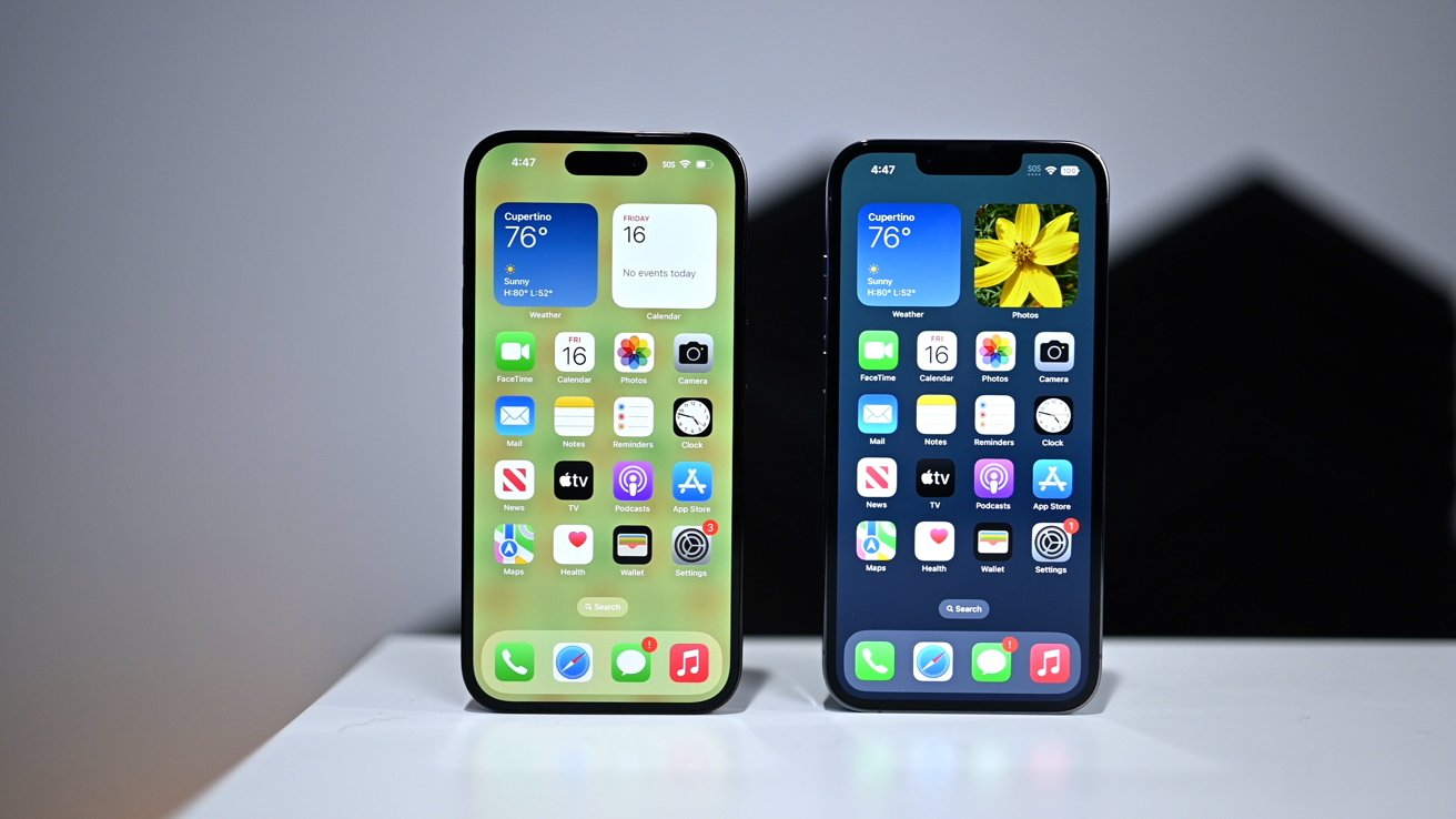 iPhone 14 Pro (left) and iPhone 13 Pro (right)