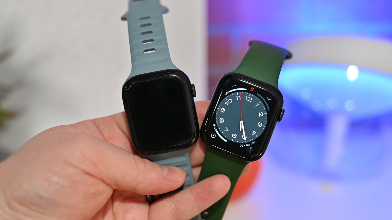 Apple Watch SE (left) and 2022 Apple Watch SE (right)