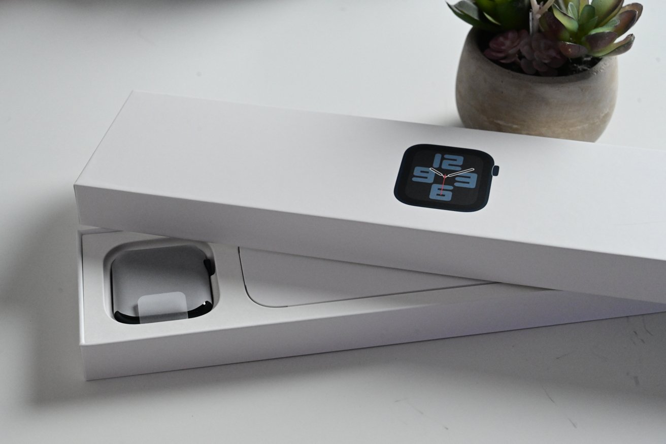 An all too familiar unboxing experience for the Apple Watch SE 2022