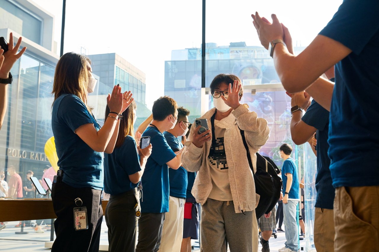 Filming entering Apple Sanlitun, Beijing, China