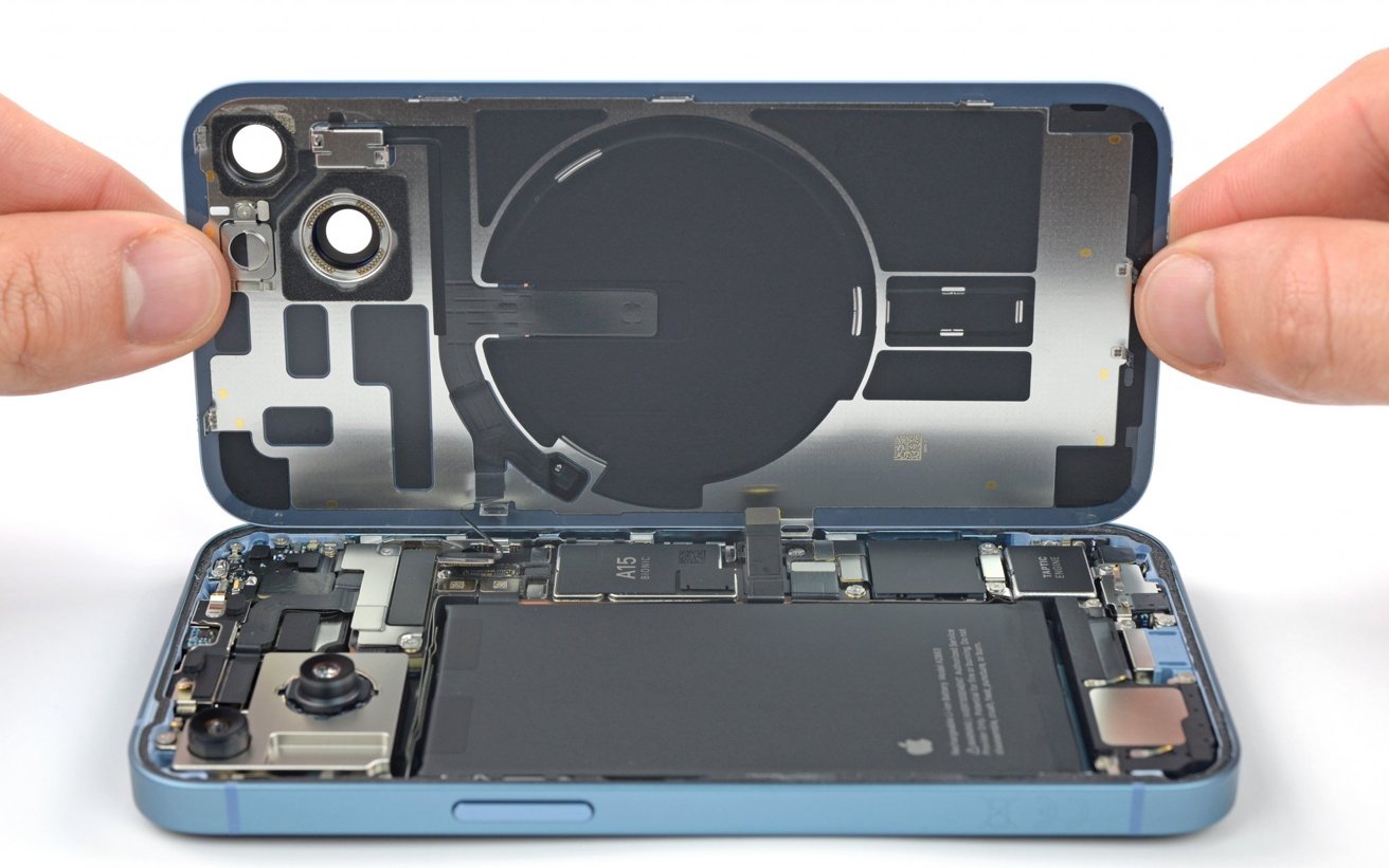 Opening the iPhone 14 via the rear [via iFixit]