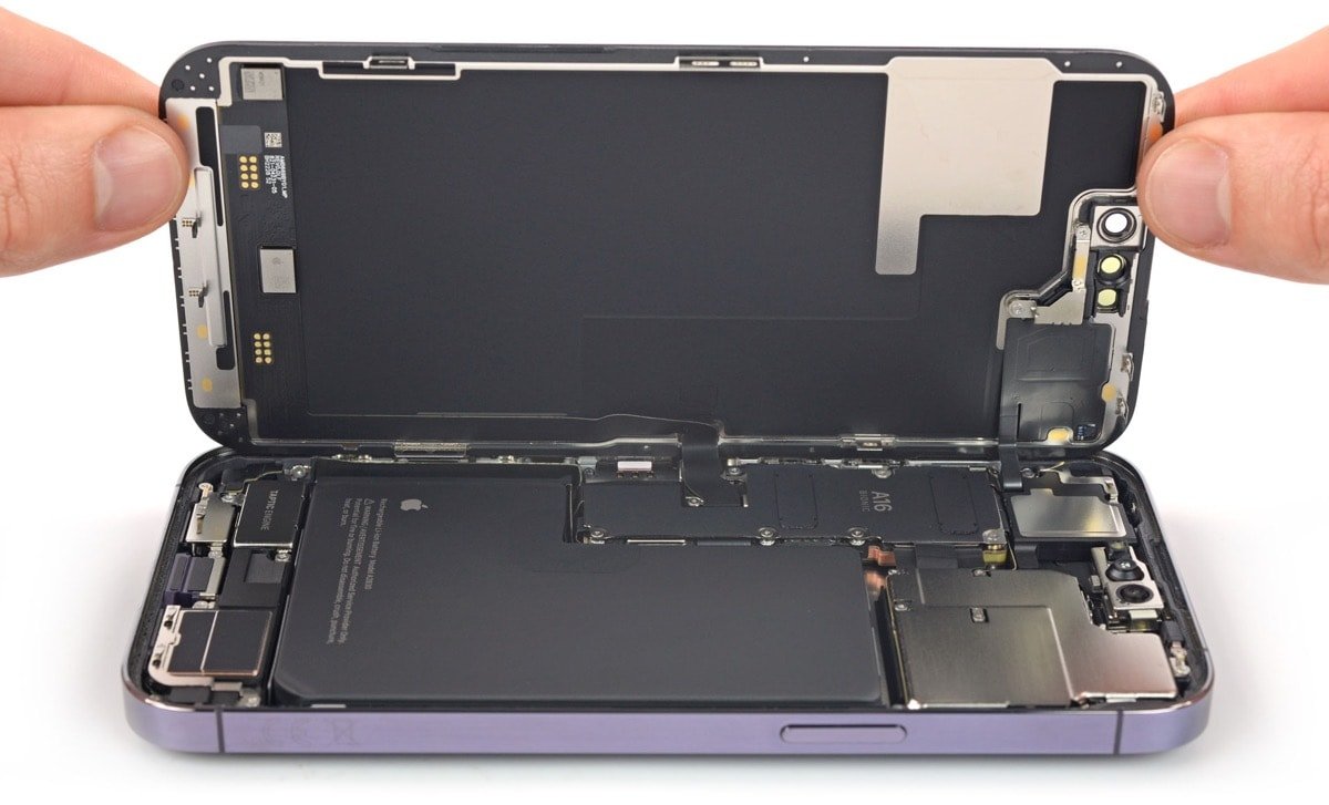 Opening the EU version of the iPhone 14 Pro Max. Credit: iFixit