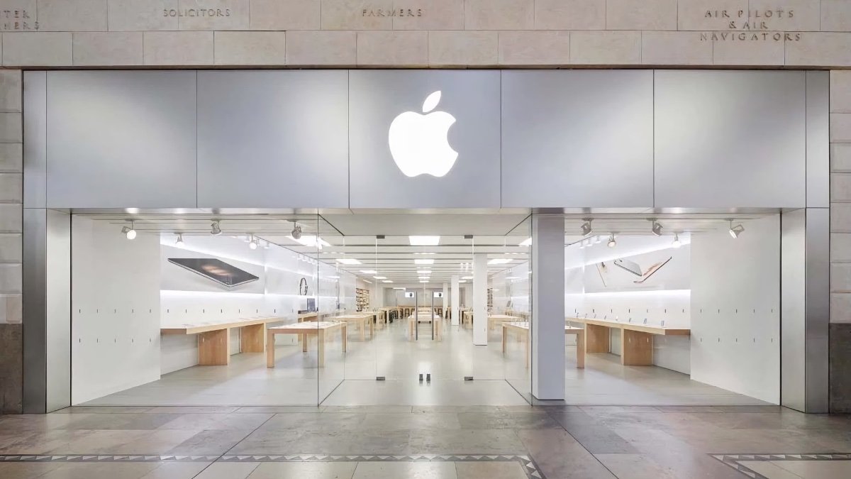 A pre-refurbishment photograph of the Bluewater Apple Store