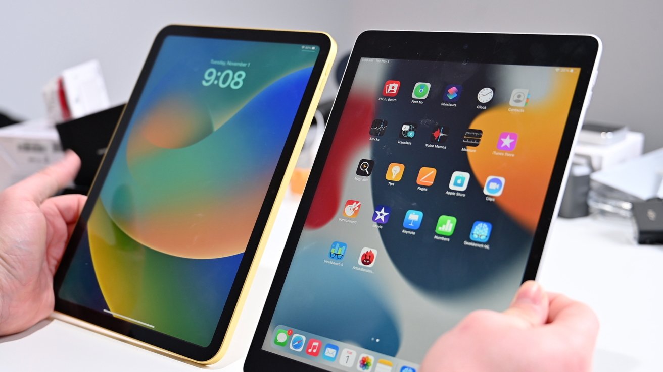 2022 iPad (left) and 2021 iPad (right)