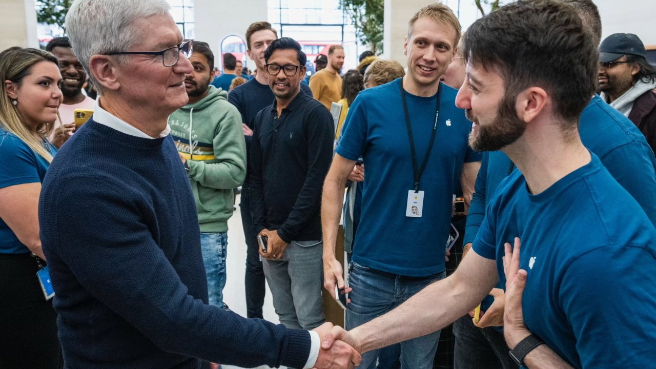 Tim Cook visits Apple Brompton Road (source: Tim Cook on Twitter)