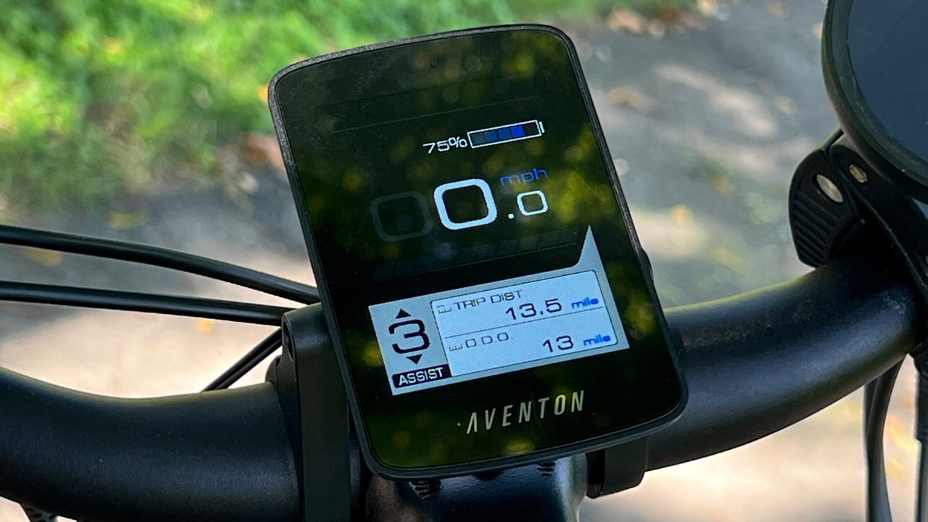 The display shows current speed and battery info