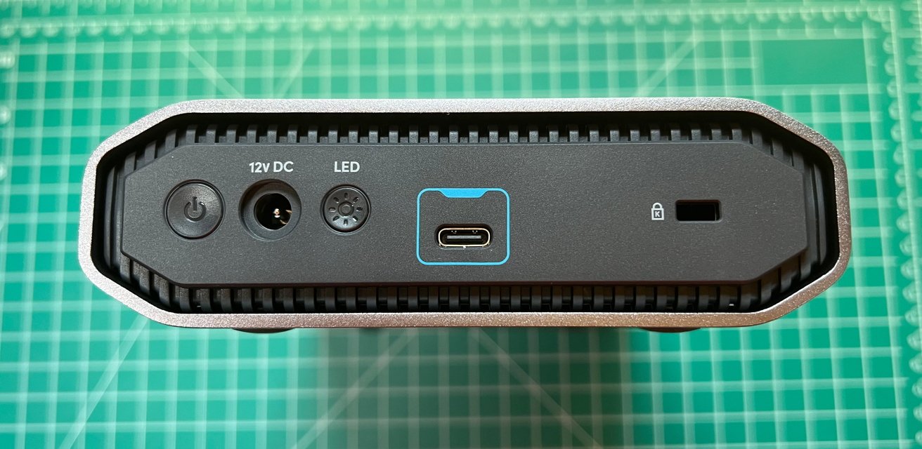 Auf der Rückseite des SanDisk Professional G-Drive befindet sich eine Taste zum Dimmen der LED. 