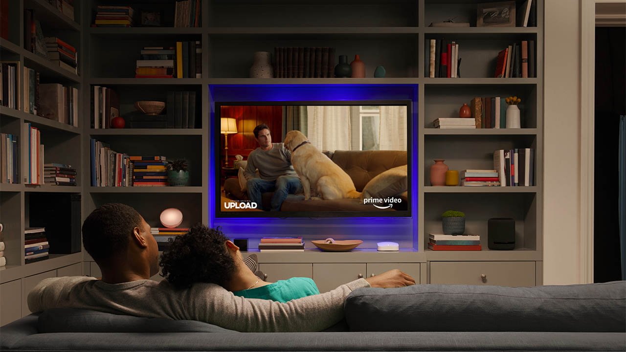 Couple regardant une vidéo Amazon Prime avec un routeur eero