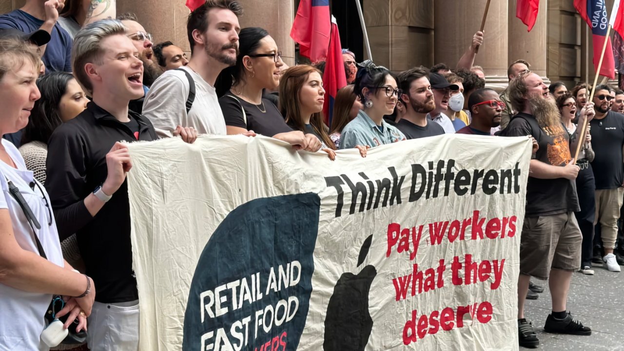 Strikers at Apple's Brisbane store in October 2022. Source: Cameron Atfield, Sydney Morning Herald