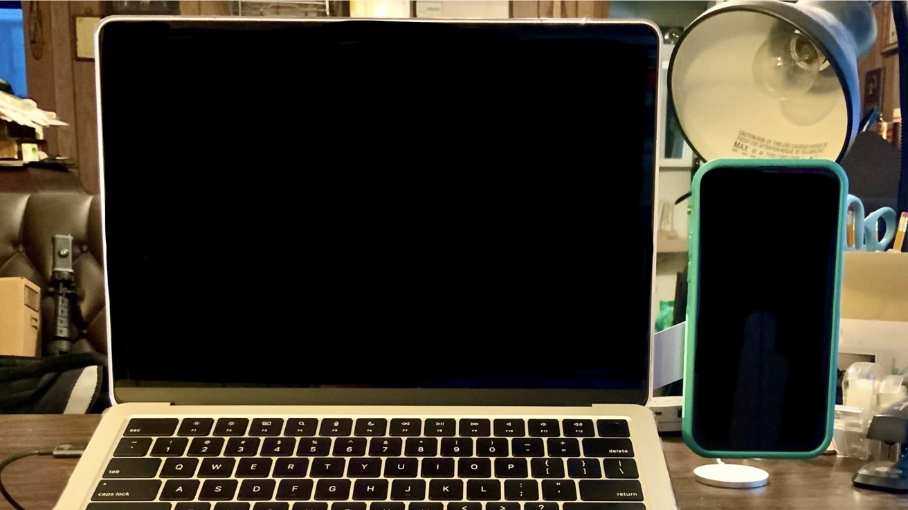 При настройке вы можете установить свой iPhone рядом с дисплеем вашего Macbook Pro.