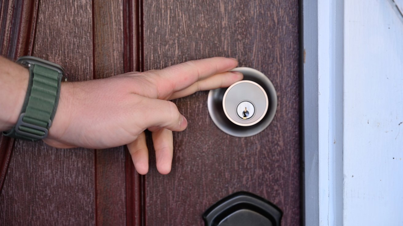 This smart lock is the first with Matter-over-Thread baked in - The Verge