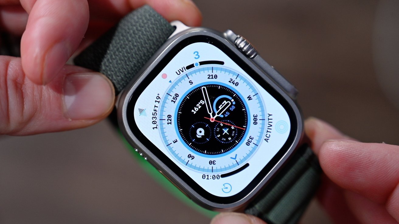 Apple Watch Ultra se zeleným páskem