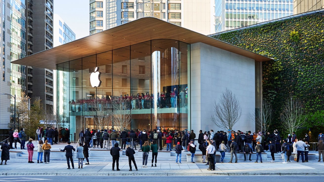 Apple Pacific Centre retailer in Vancouver opens to huge crowds