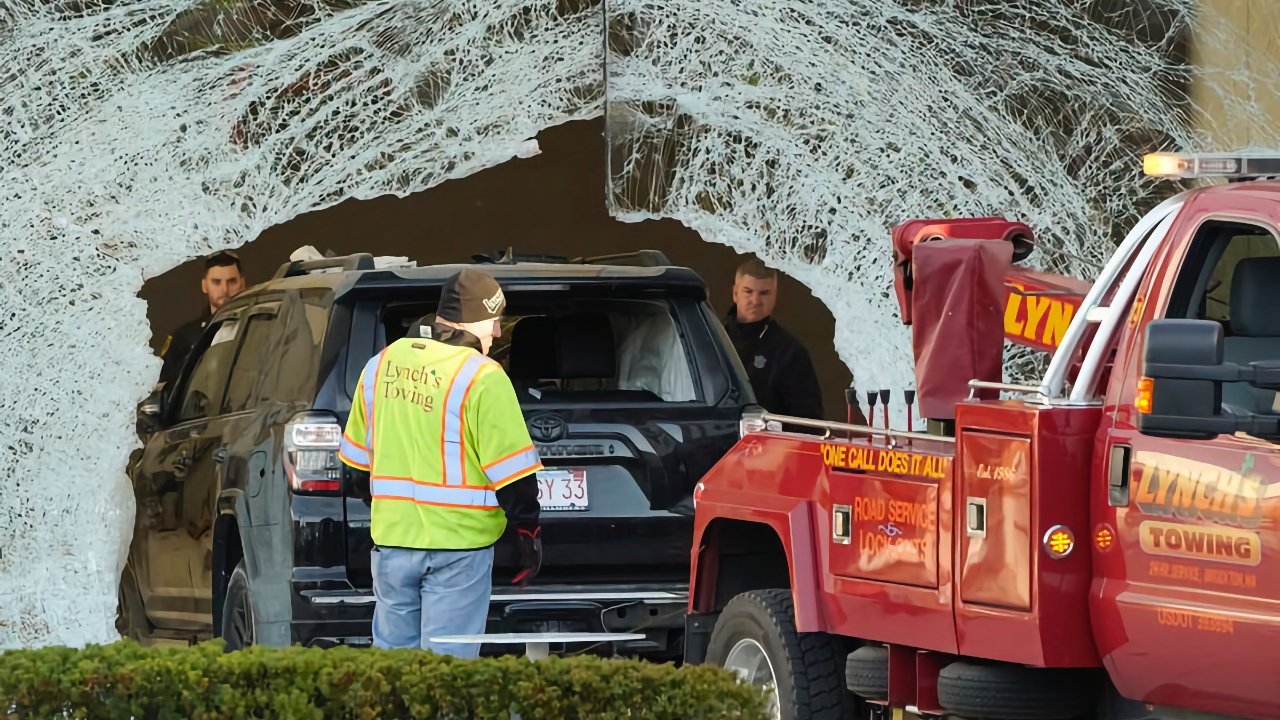 ヒンガム・アップル・ストアを突進した運転手、殺人罪で起訴