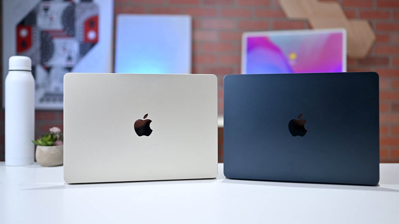 MacBook Air M2 in Midnight and Starlight side by side