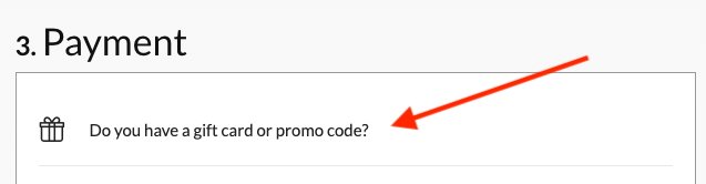 Pokračujte k pokladně a když se dostanete do sekce Platby (krok 4), vyhledejte odkaz s ikonou dárku, která říká: „Máte dárkovou kartu nebo promo kód?“