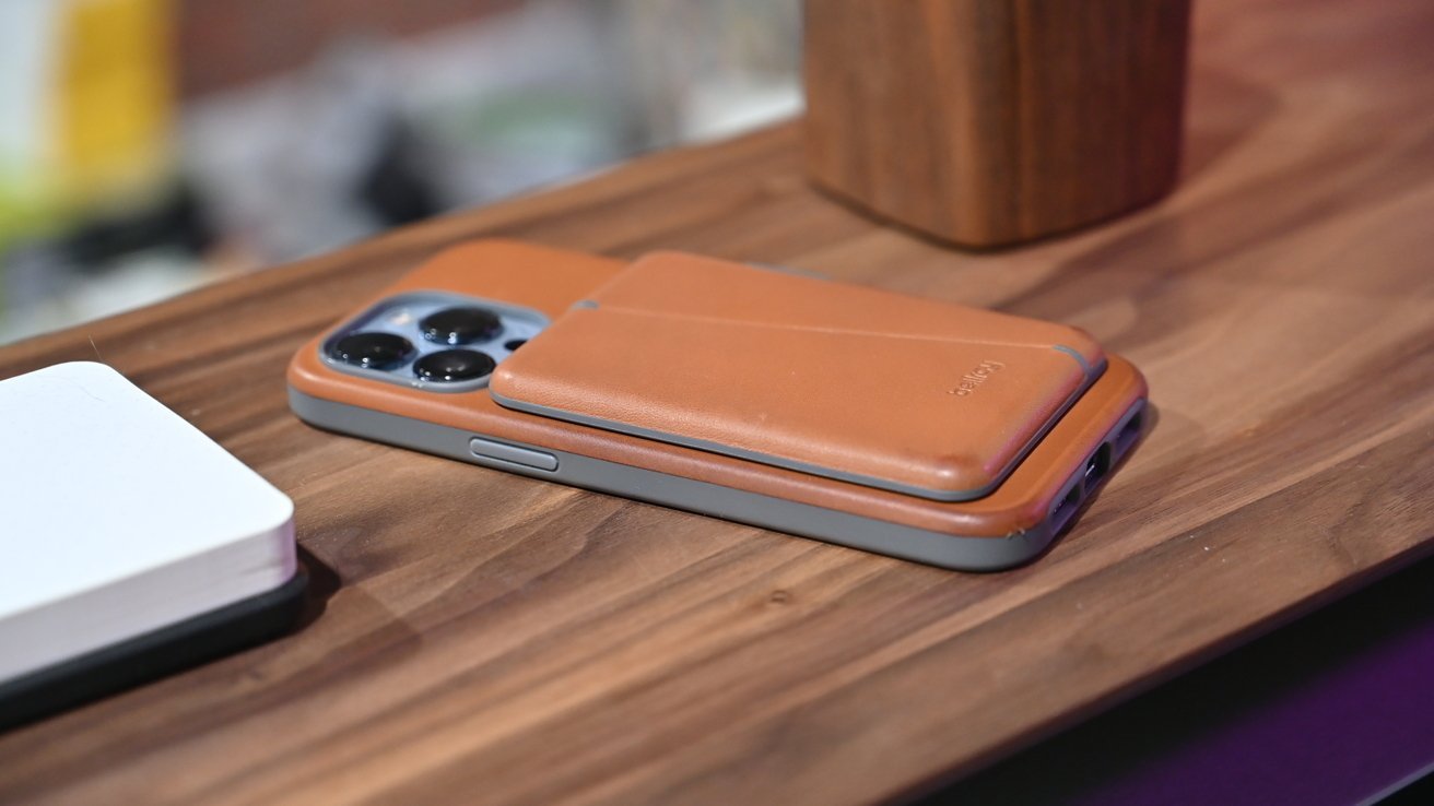 Bellroy's Mod Case and Wallet is an elegant match. 