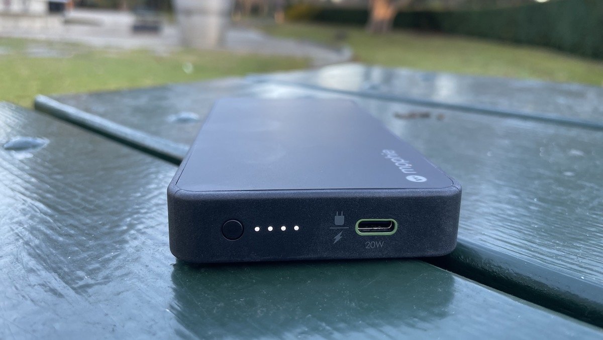 Зарядите аккумулятор с помощью этого верхнего порта USB-C или зарядите с его помощью третье устройство.