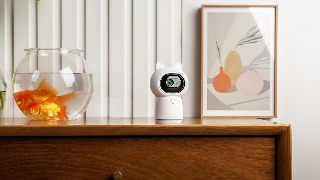 The Hub Camera G3 acts as security camera and central hub. 