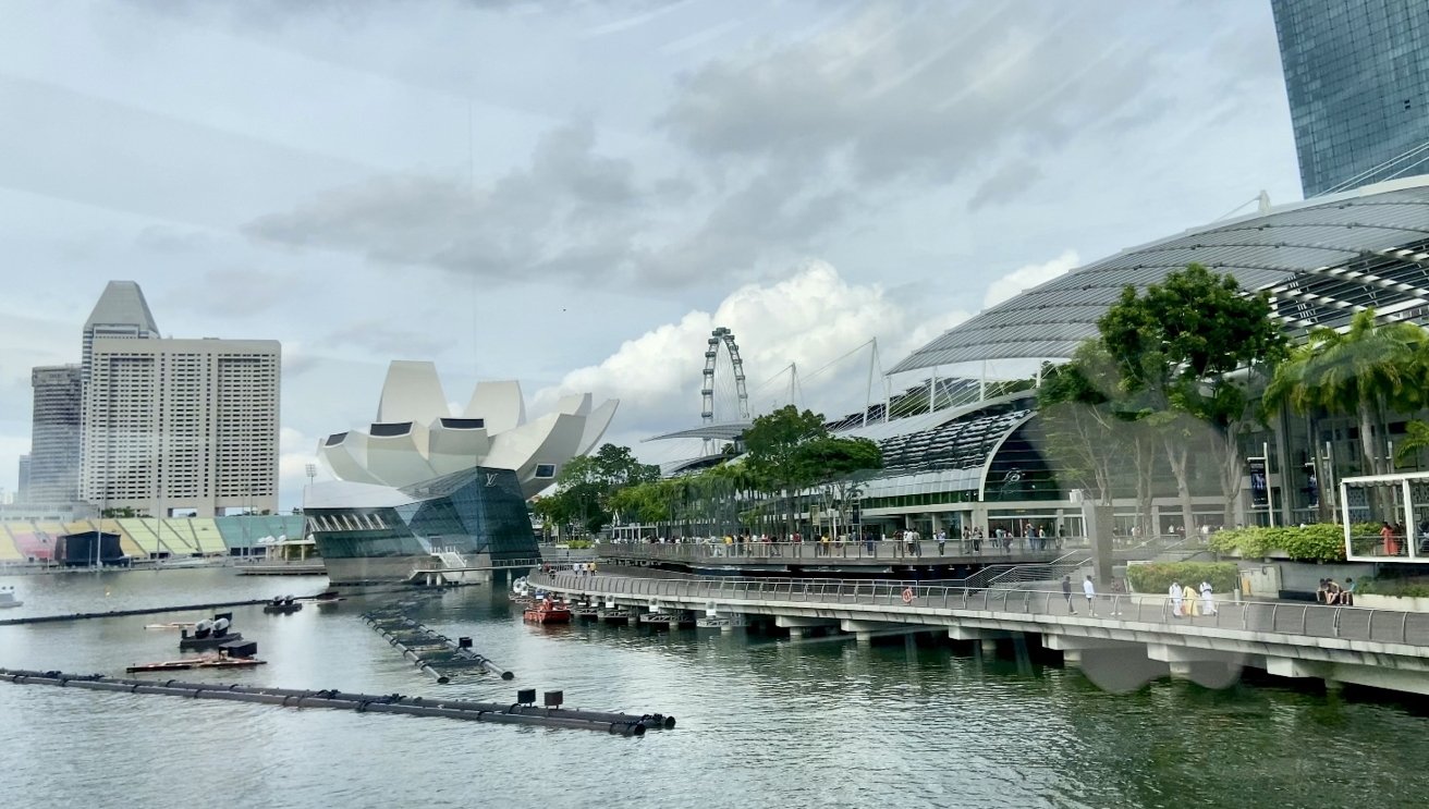 Apple shows off images of its first 'floating' store in Singapore